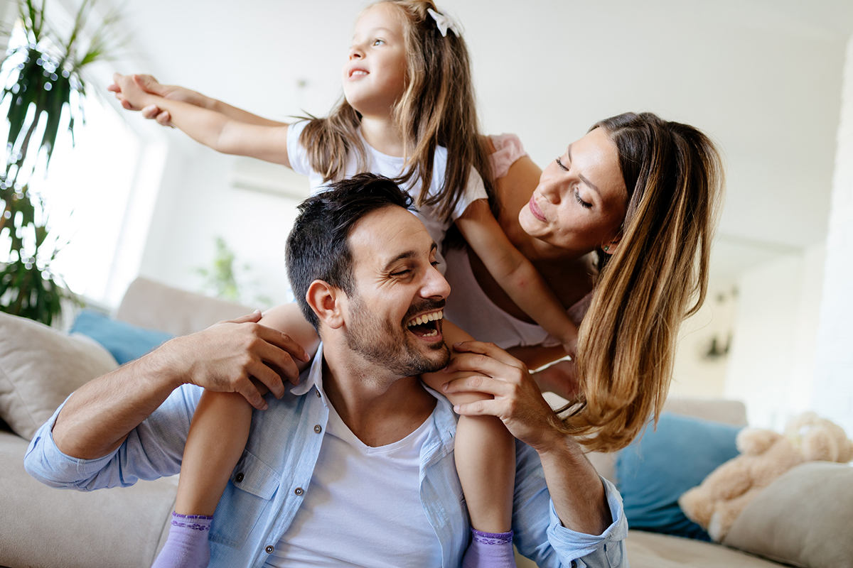 Familia feliz ahorro factura eléctrica, casa domotizada 